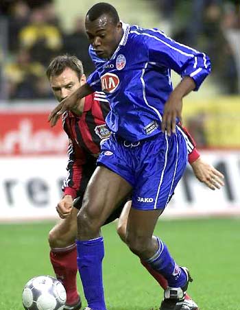 个年轻人在 个年轻人在